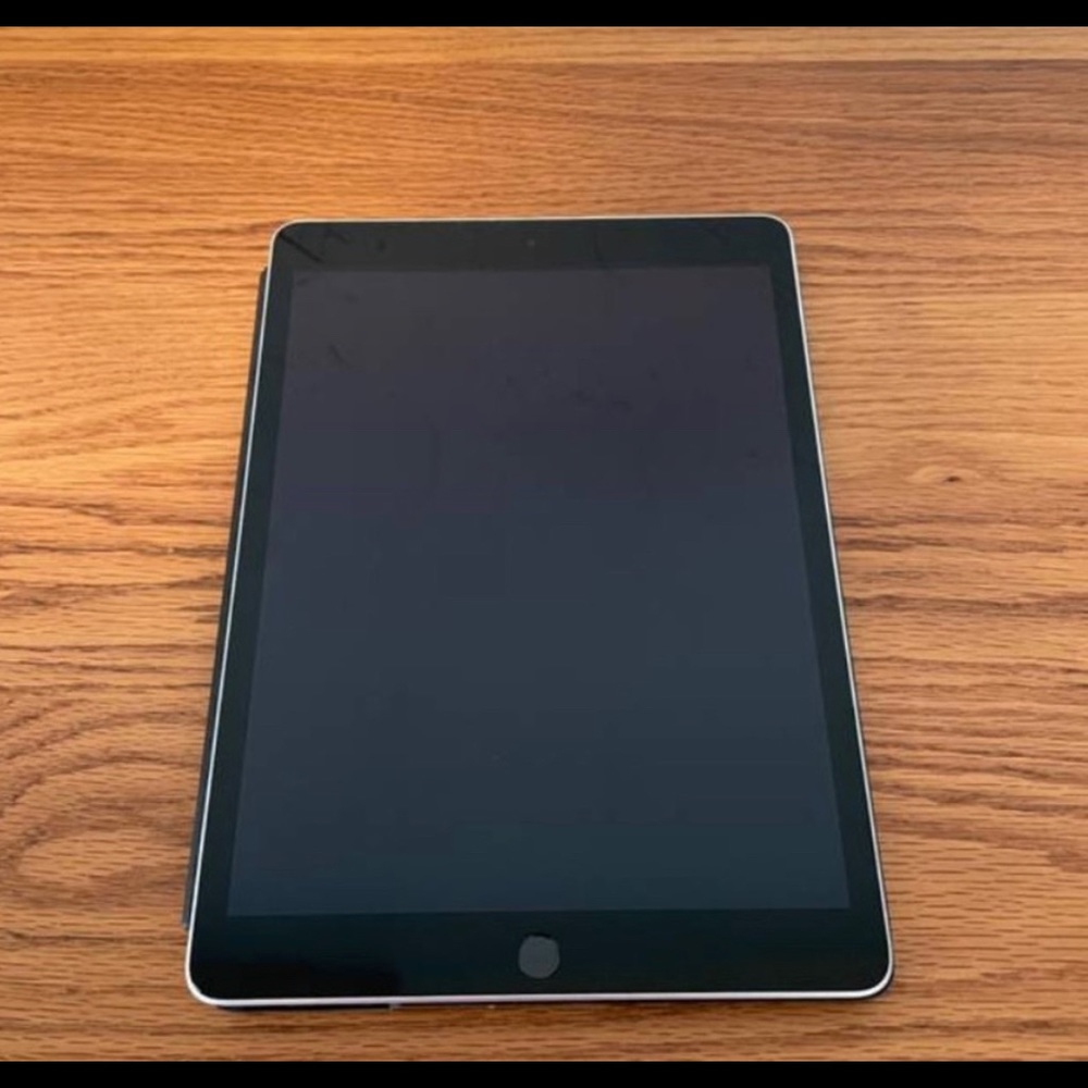 Like-New iPad 9 Silver